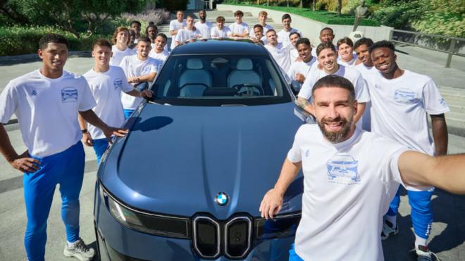La plantilla completa del Real Madrid, con el nuevo BMW (Foto: Real Madrid).