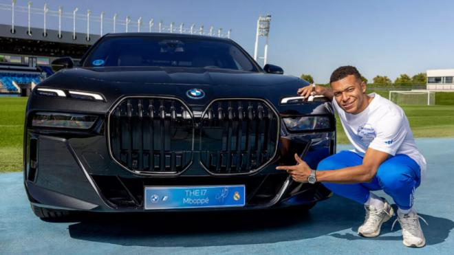 Kylian Mbappé, con su nuevo BMW (Foto: Real Madrid).