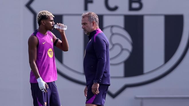Lamine Yamal y Hansi Flick en un entrenamiento del Barça (Europa Press)