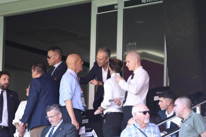 Frode Olsen saluda a Joaquín Caparrós en el palco del Sánchez-Pizjuán (Foto: Kiko Hurtado).