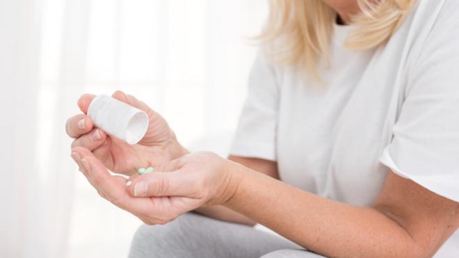Mujer tomando suplementos alimenticios (Foto: Freepik)