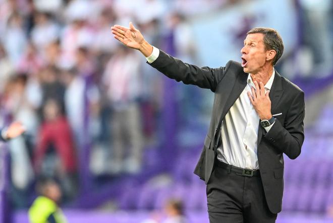 Cuco Ziganda da instrucciones durante el Valladolid-Cultural (Foto: LALIGA).