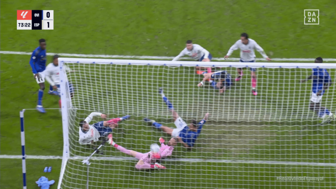 Áaron Escandell despeja el disparo de Kike García en el Real Oviedo-Espanyol (Captura: DAZN).