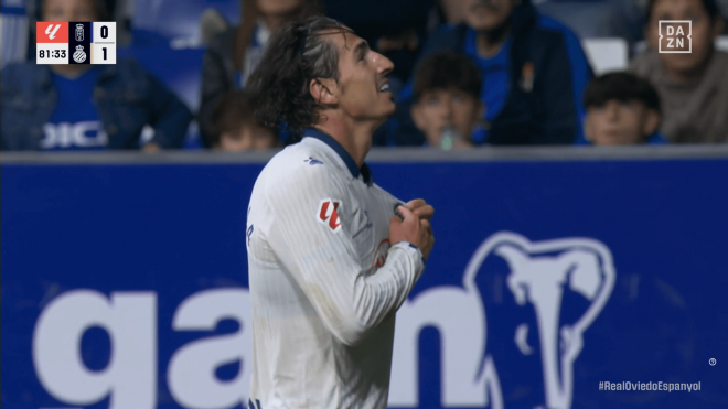 Pere Milla se señala el escudo en su gol durante el Real Oviedo-Espanyol (captura DAZN).