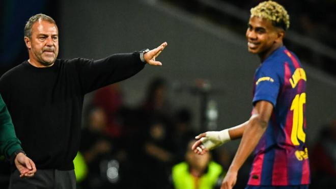 Lamine Yamal y Hansi Flick en un partido con el FC Barcelona (Cordon Press)