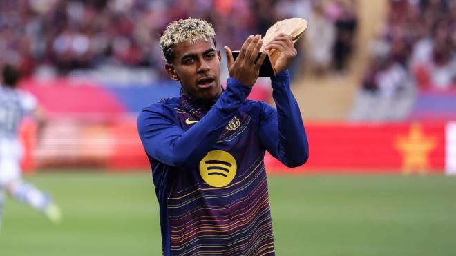 Lamine Yamal con el Trofeo Kopa (Europa Press)