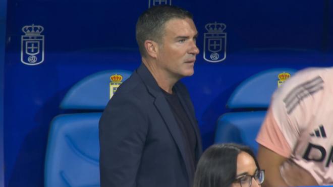 Luis Carrión recibió pitadas en su regreso al Carlos Tartiere con el Oviedo (Captura: DAZN).