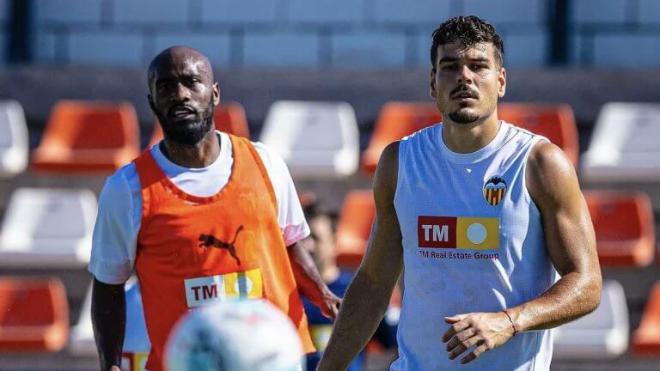 Foulquier y Ugrinic son baja para Carlos Corberán (Foto: Valencia CF)