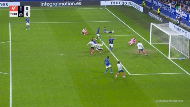 La acción previa al disparo de Kike García a Áaron Escandell en el Oviedo-Espanyol (captura Movis