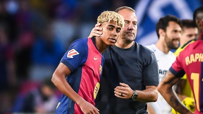 Hansi Flick pasa del revuelo mediático que rodea a Lamine Yamal