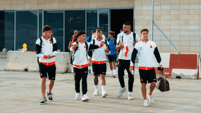 Los jugadores del Mallorca, de camino a Sevilla (Foto: RCDM).