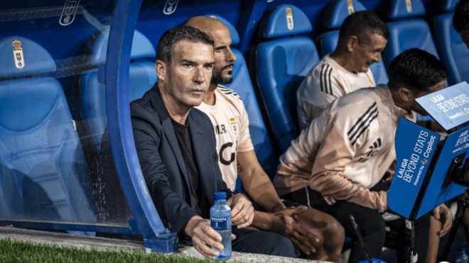 Luis Carrión, en el banquillo del Real Oviedo (Foto: LaLiga).