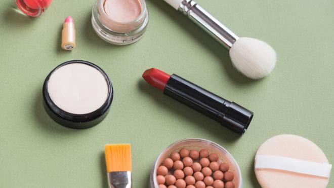 Diversos productos cosméticos de maquillaje (Foto: Freepik)