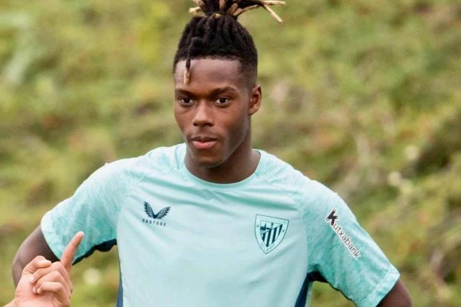 Nico Williams atiende en un entrenamiento del equipo de Ernesto Valverde en Lezama (Foto: Athletic Club).