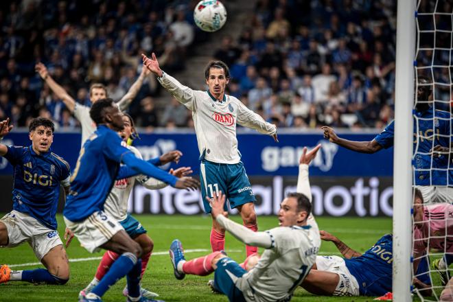 Pere Milla, en la acción del 0-1 del Oviedo-Espanyol (Foto: LaLiga).