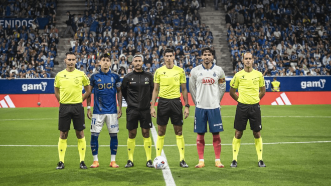 Los capitanes de Real Oviedo y Espanyol, antes del partido (Foto: LaLiga).