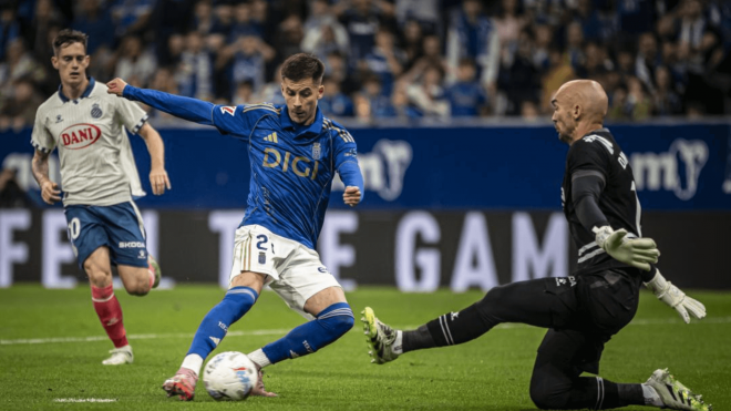 Ilic, ante Dmitrovic en el Oviedo-Espanyol (Foto: LaLiga).