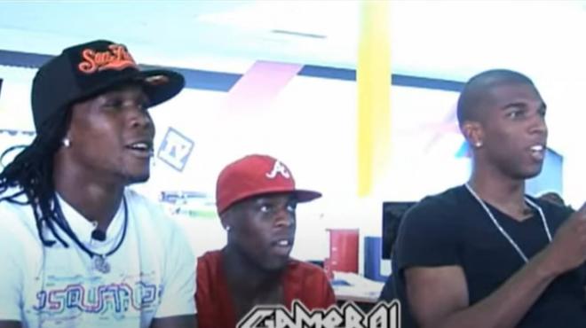 Royston Drenthe y Ryan Babel juegan juntos al Pro Evolution Soccer (Imagen: YouTube).