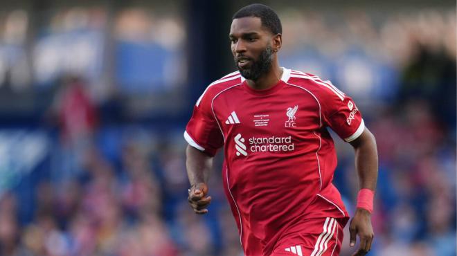 Ryan Babel juega con las leyendas del Liverpool (Foto: CordonPress).