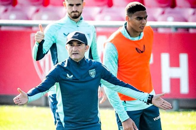 Un exigente Ernesto Valverde en un entrenamiento en Lezama (Foto: Athletic Club).