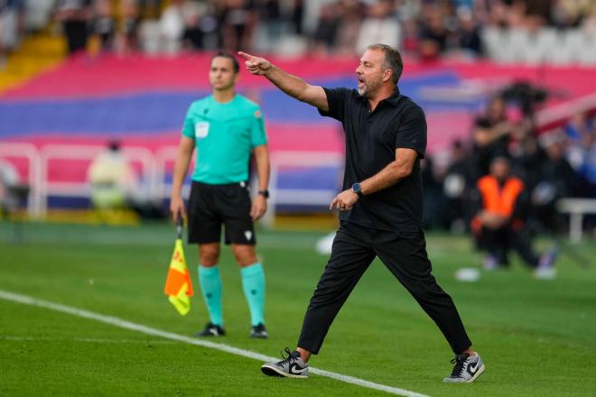 Hansi Flick da instrucciones en el Barcelona-Girona (Foto: EFE).