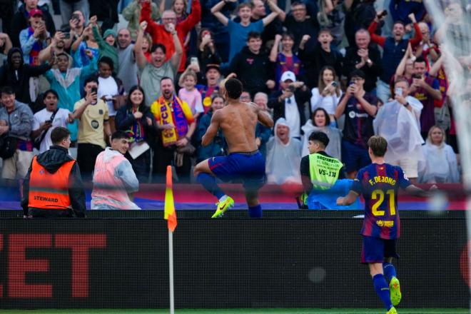 Ronald Araujo celebra con la grada su gol en el Barcelona-Girona (Foto: EFE).