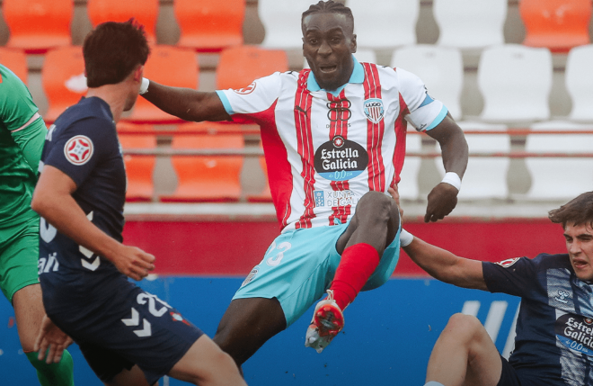 Lago Junior ante Meixús y Anxo Rodríguez (Foto: CD Lugo).