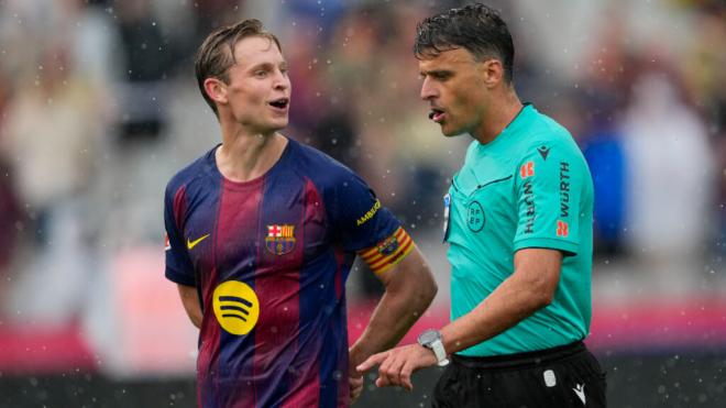Frenkie de Jong protesta a Gil Manzano (Foto: EFE)
