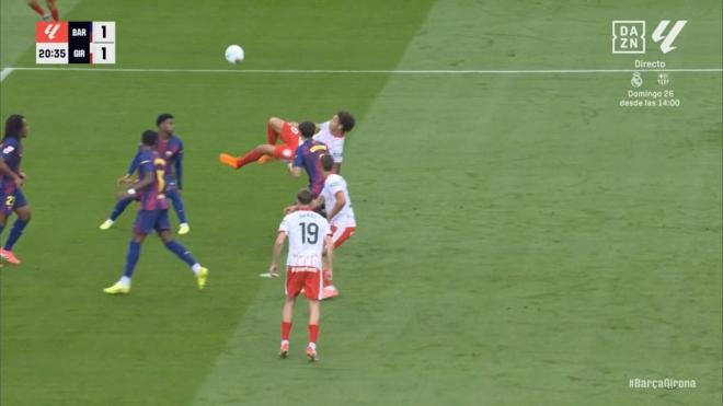 Golazo de chilena de Axel Witsel en el Barcelona-Girona.