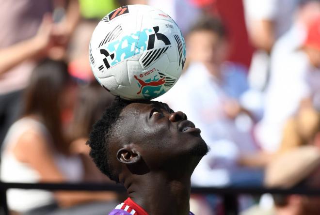 Akor Adams, 'jugando' con el balón (Foto: Kiko Hurtado).