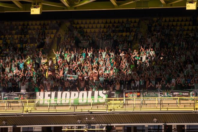 La afición del Betis en La Cerámica (Foto: Cordonpress)