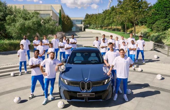 Los jugadores del Real Madrid posan con uno de los BMW.