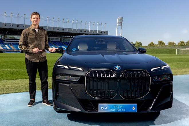 Xabi Alonso posa con el BMW para los miembros del Real Madrid.
