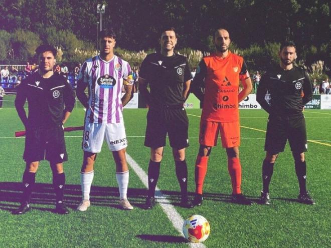 Los capitanes del Sámano y el Promesas, con el trío arbitral (Foto: Real Valladolid).