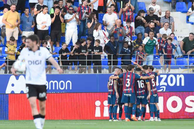 Los jugadores del Huesca celebran un gol al Burgos (Foto: LALIGA).