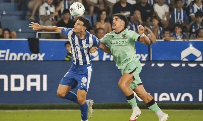 Toni Martínez marca para el Alavés contra el Levante UD (Foto: EFE)