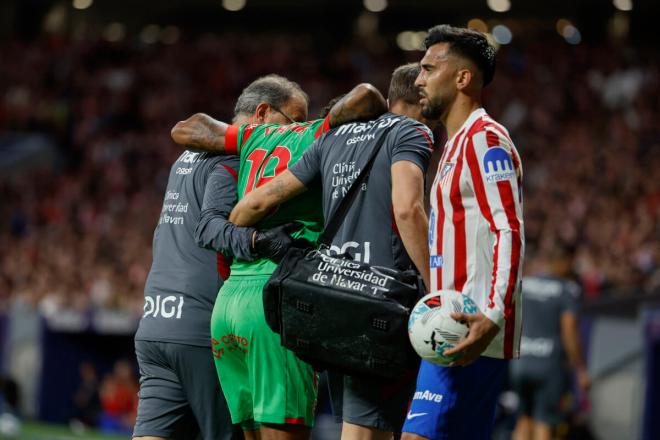 Valentin Rosier, sustituido por lesión en el Atlético-Osasuna (Foto: EFE).