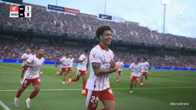 Axel Witsel celebra su gol de chilena con el Girona al Barcelona.