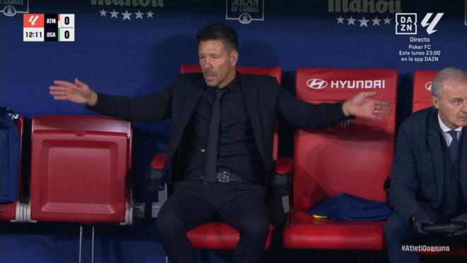 Simeone se cabrea con el gol anulado a Álex Baena. (DAZN)