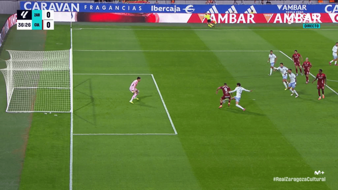 El penalti de Juan Sebastián sobre Manu Justo en el Zaragoza-Cultural Leonesa (Foto: LALIGA).