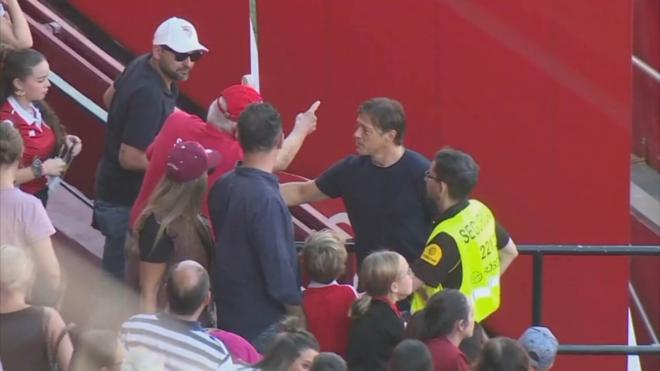 La charla de Matías Almeyda con el aficionado del Sevilla.