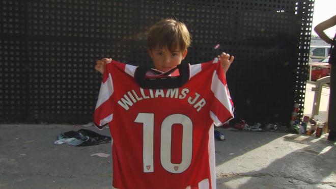 Óscar posa con la camiseta de Nico Williams