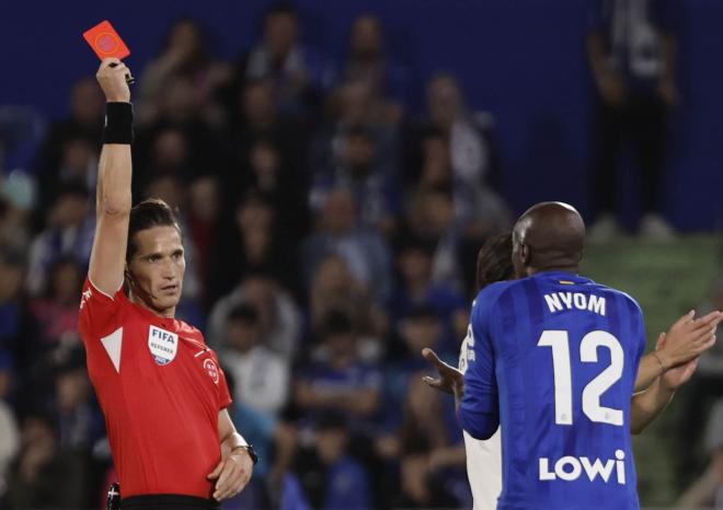 Munuera Montero expulsa a Allan Nyom (Foto: EFE)