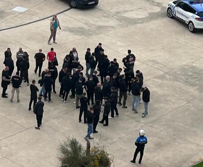 50 radicales del Sporting encapuchados en las inmediaciones de la Cúpula del Milenio.