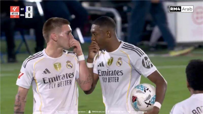 Mastantuono y Alaba hablando antes de la falta ante el Getafe. (Movistar)