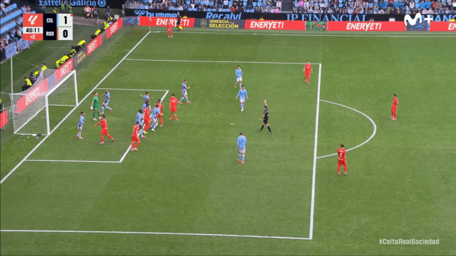 El empujón de Carl Starfelt sobre Yangel Herrera por el que fue expulsado en el Celta-Real.