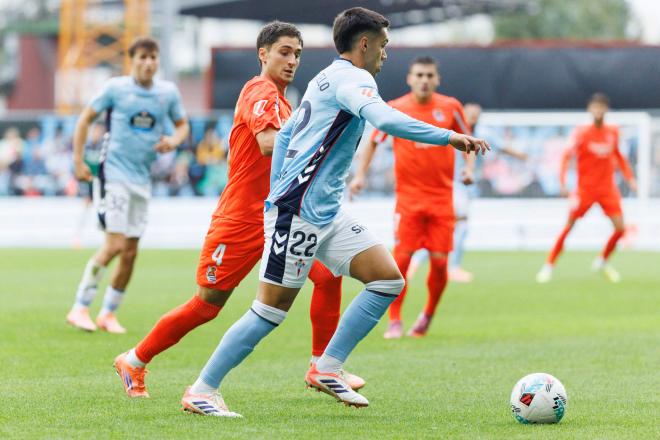 Hugo Sotelo conduce ante Jon Gorrotxategi en el Celta-Real Sociedad (Foto: LaLiga).