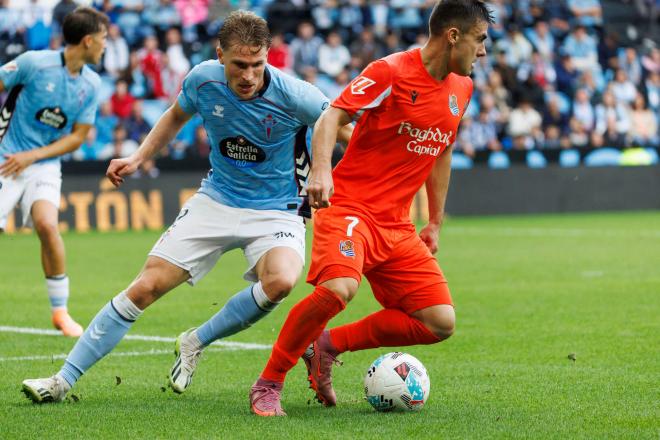 Carl Starfelt persigue a Barrenetxea en el Celta-Real Sociedad (Foto: LALIGA).