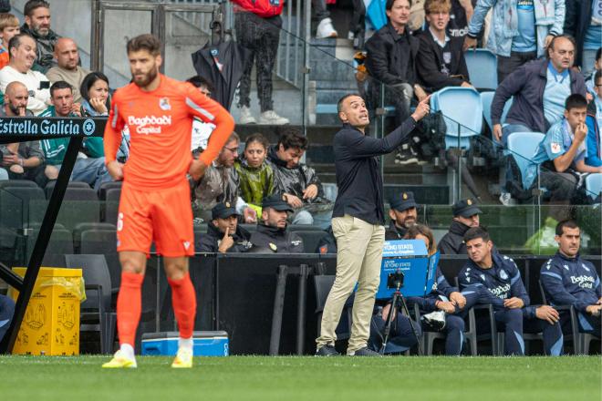 Sergio Francisco da instrucciones en el Celta-Real Sociedad (Foto: Cordon Press).