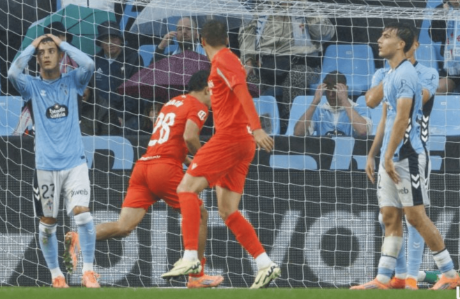 Hugo Álvarez y Javi Rodríguez se lamentan del gol de Carlos Soler (Foto: LaLiga).